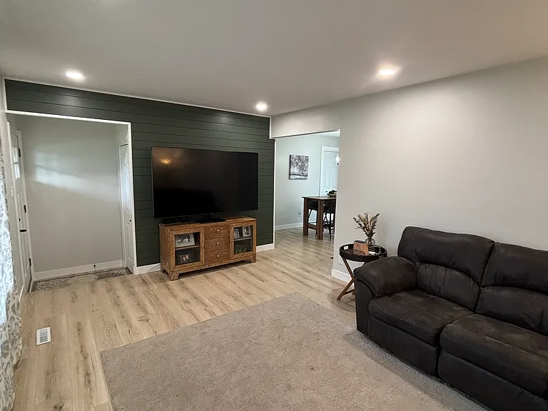 901 Briarwood Ln — Photo 6