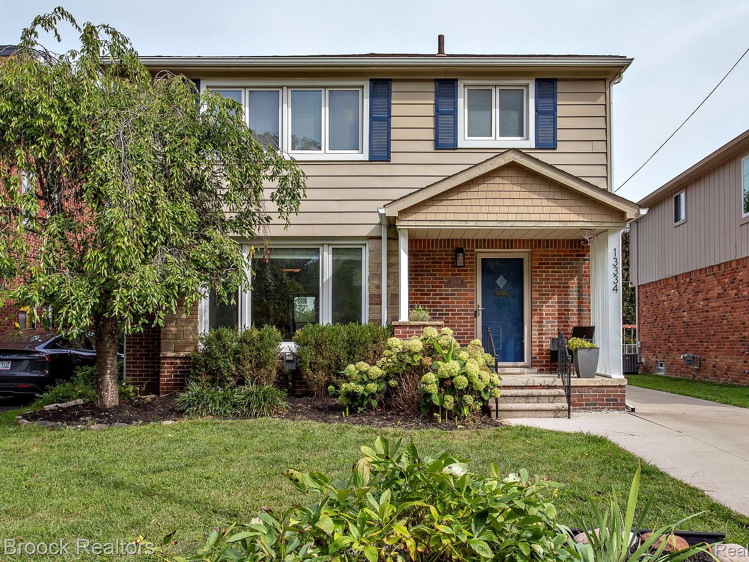 13334 Winchester Ave, Huntington Woods, MI 48070