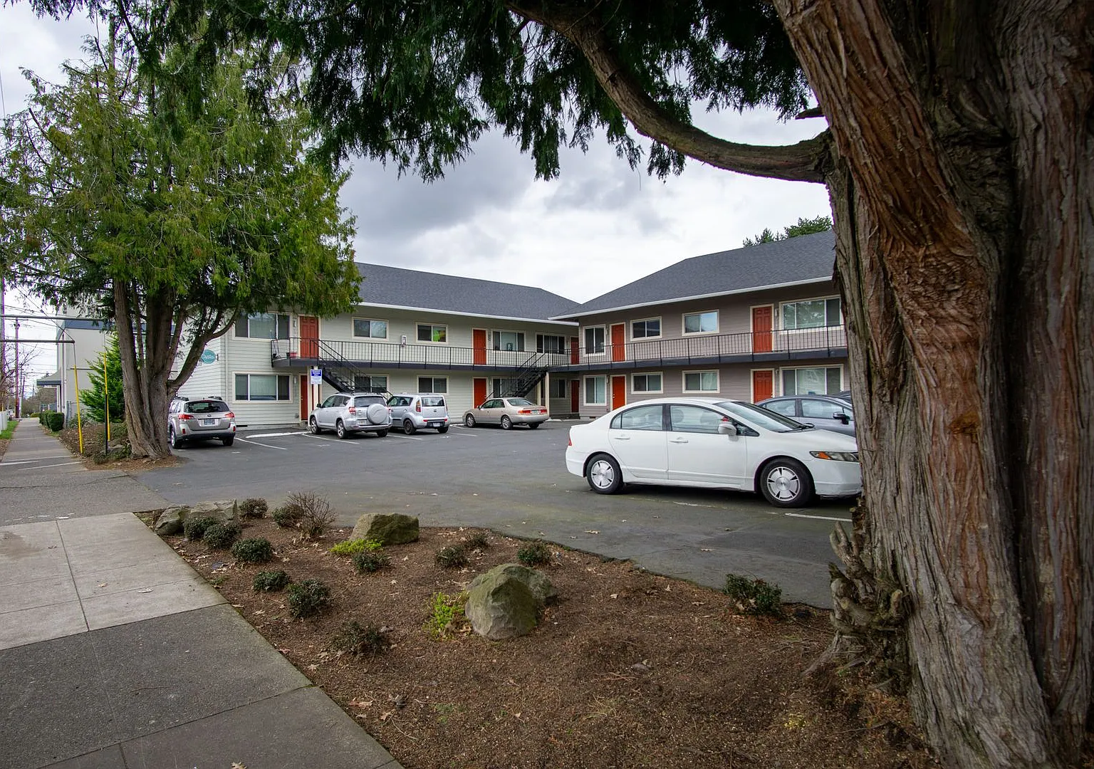 Get 1 Month FREE+ Apps are on US! Top-Floor 2-Bedroom with Bamboo Flooring + Off-Street Parking! — Photo 2
