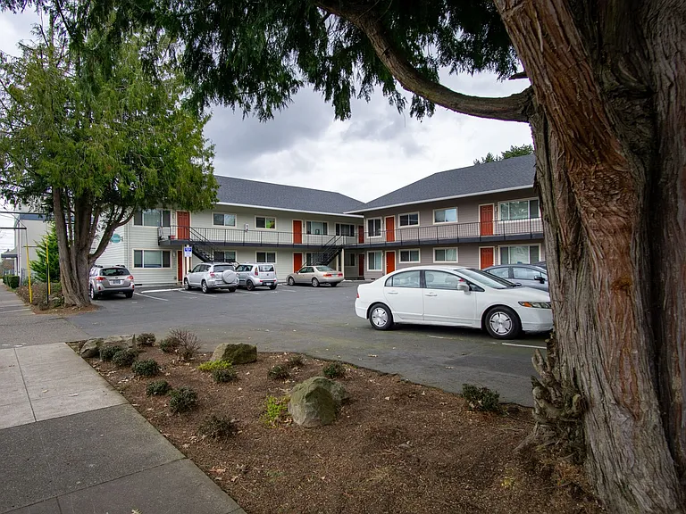 Get 1 Month FREE! Top-Floor 2-Bedroom with Bamboo Flooring + Off-Street Parking! — Photo 2