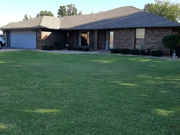 602 E Oklahoma St, Walters, OK 73572
