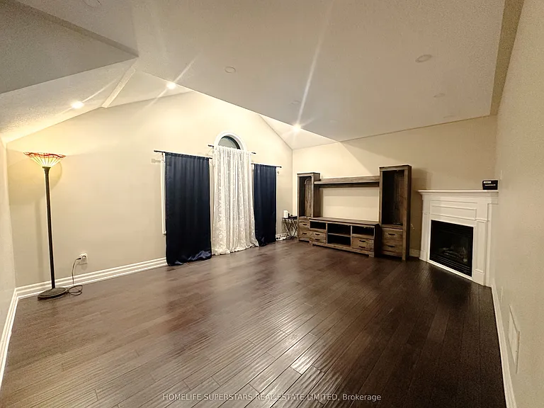 88 River Rock Cres W — Photo 10