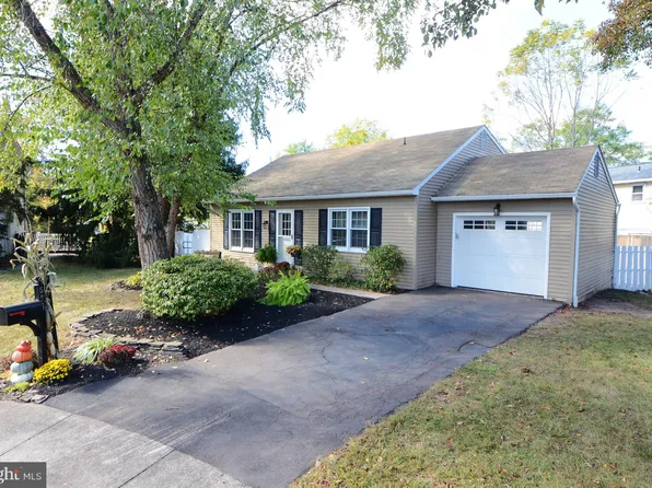 586 Pioneer Cir, Harleysville, PA 19438