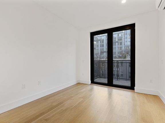4th image of 260 Gold St APT 204