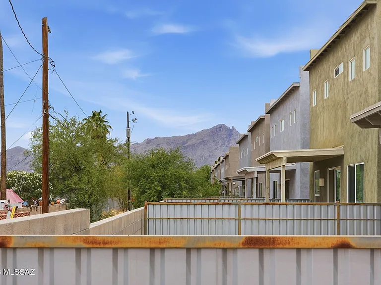 2815 N Fair Oaks Ave — Photo 43