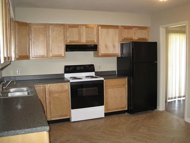 2404 Lyndhurst Dr — Photo 3