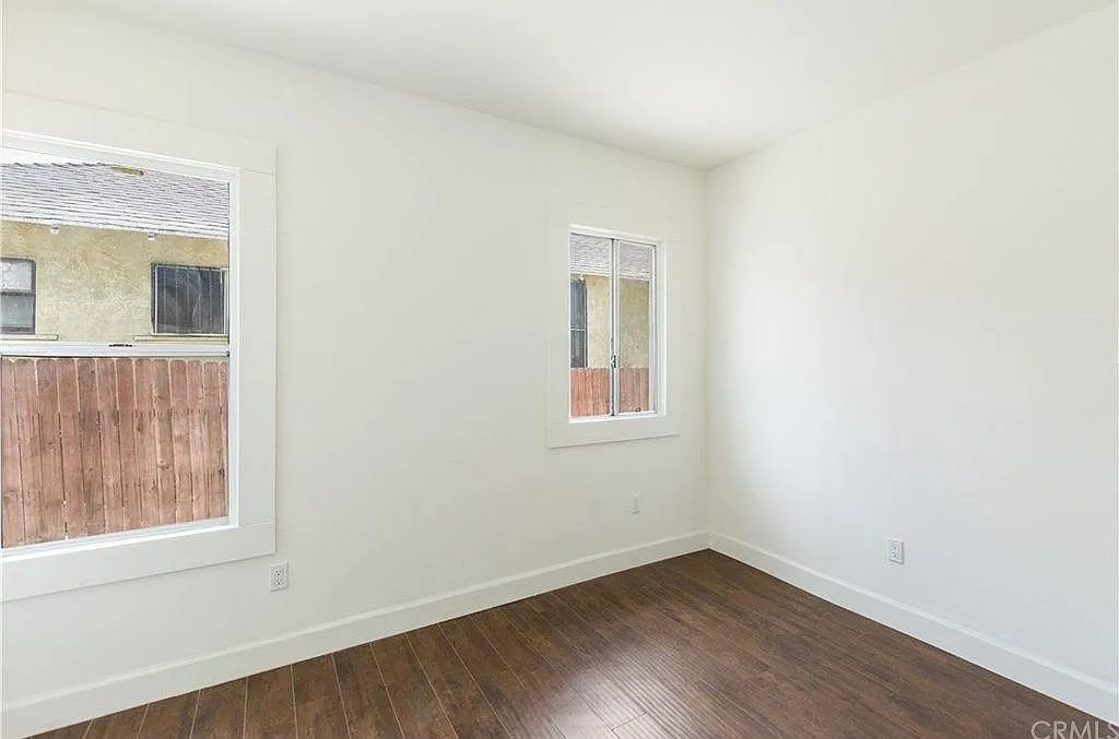 135 E 47th Pl — Photo 2