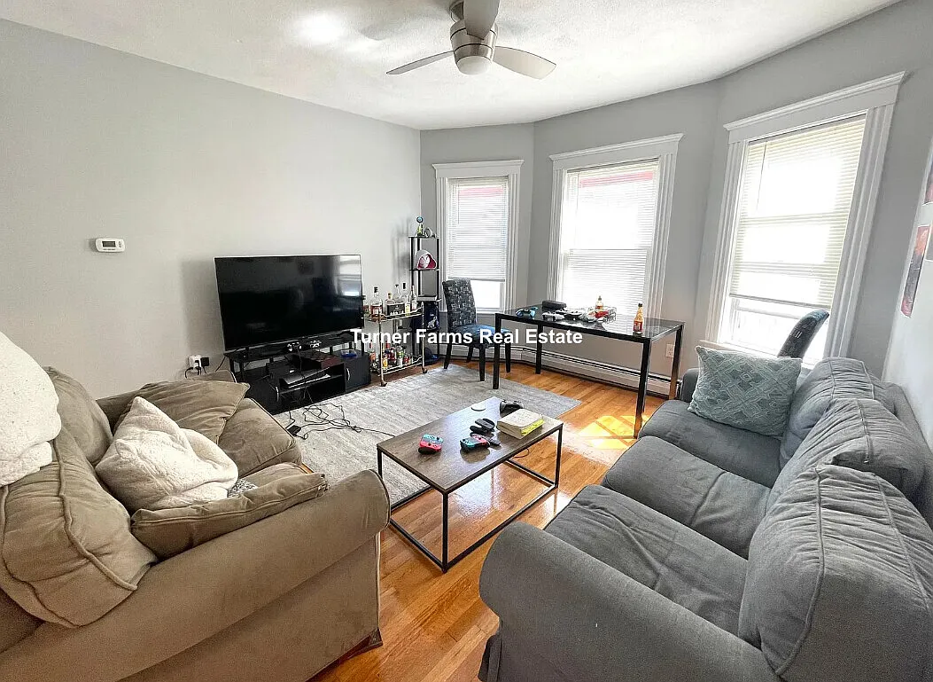 5 bed, 9999 sqft, $7,300 — Photo 1