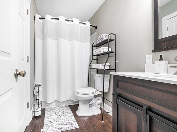 5th image of 1401 Robinhood Rd