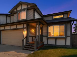 824 W Luxstone Sq SW, Airdrie, AB T4B3L4