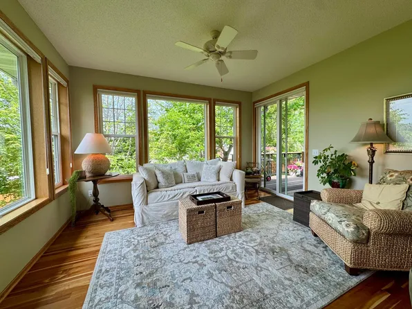 4711 Walnut Grove Ln N, Plymouth, MN 55446