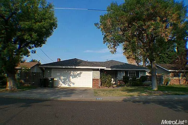 2313 Laguna Dr photo 1