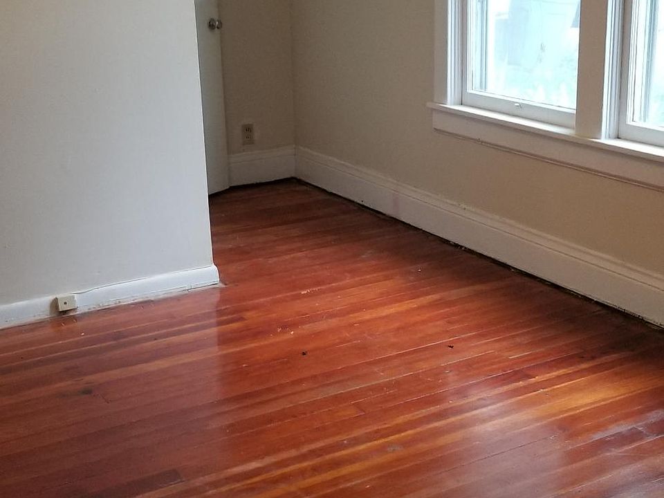 11x8 Bedroom (2 hugh closets) refinished wood floors, new ceiling fan, fresh paint, new blinds, nice natural colors