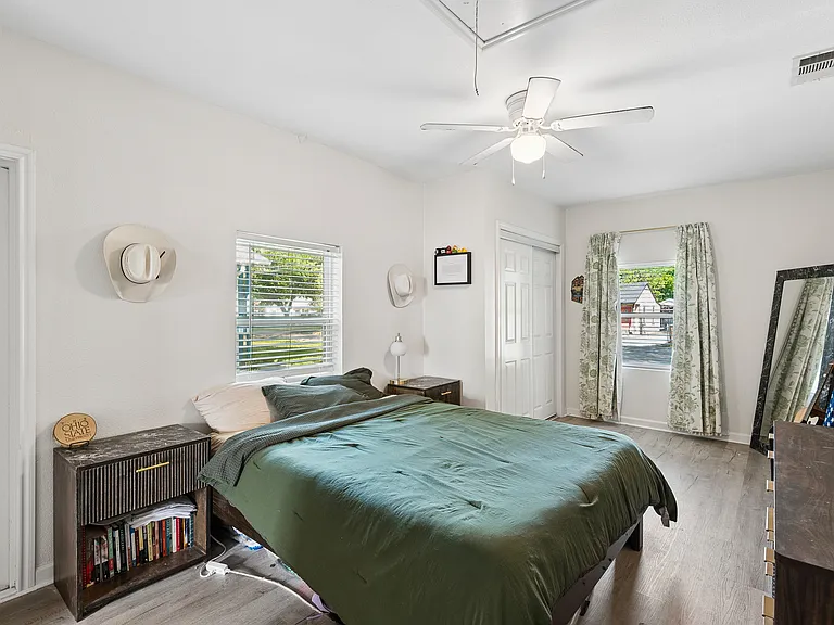 2821 S Hills Ave — Photo 18