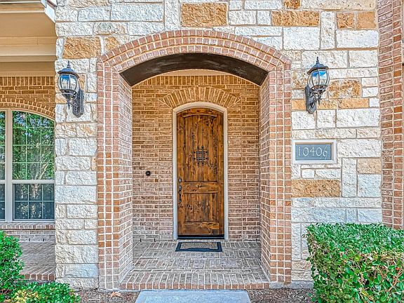 Solid wood entrance door with a castile-like feel