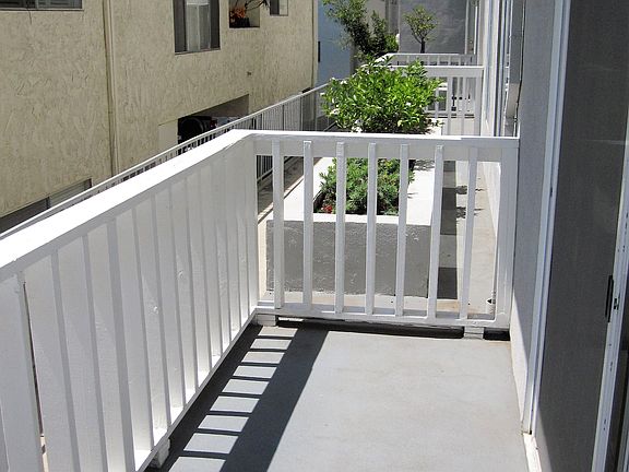 5th image of 1315 S Carmelina Ave APT 104