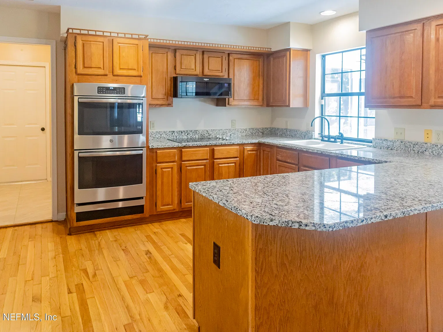 3 bed, 2.0 bath, 2032 sqft, $2,600 — Photo 2