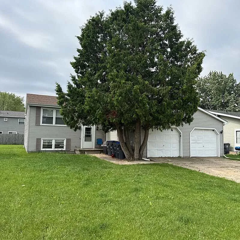 3 bed, 1.5 bath, $1,299 — Photo 1