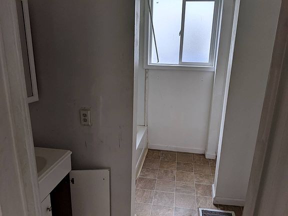 5th image of 252-54 54 Baker Ave