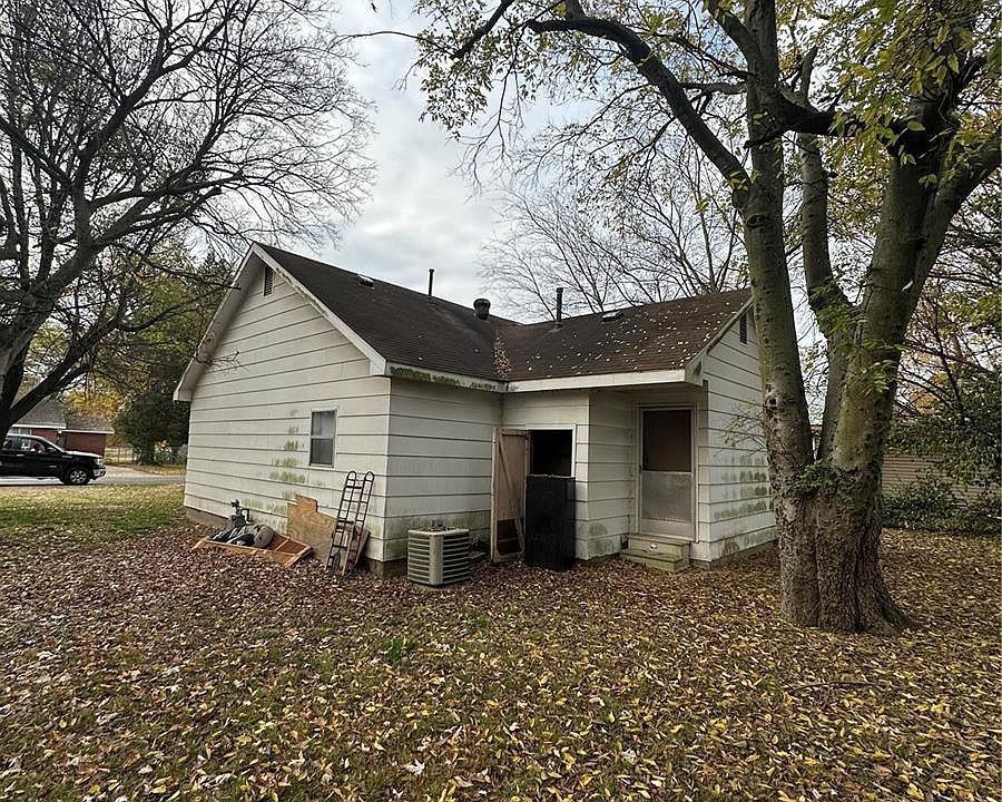 2nd image of 1608 E Kathleen St