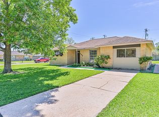 304 Avondale Ln, Friendswood, TX 77546