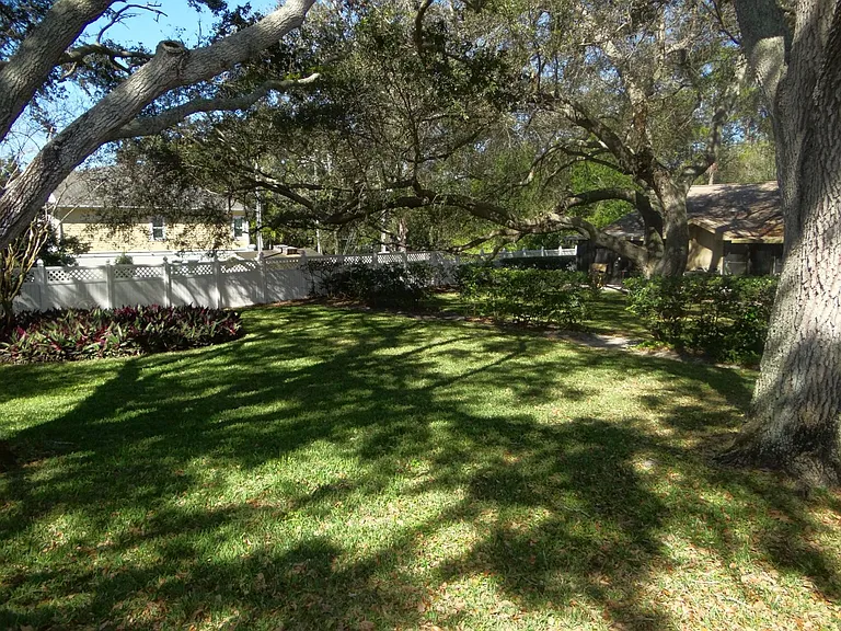 1116 Castlemay Cir — Photo 15