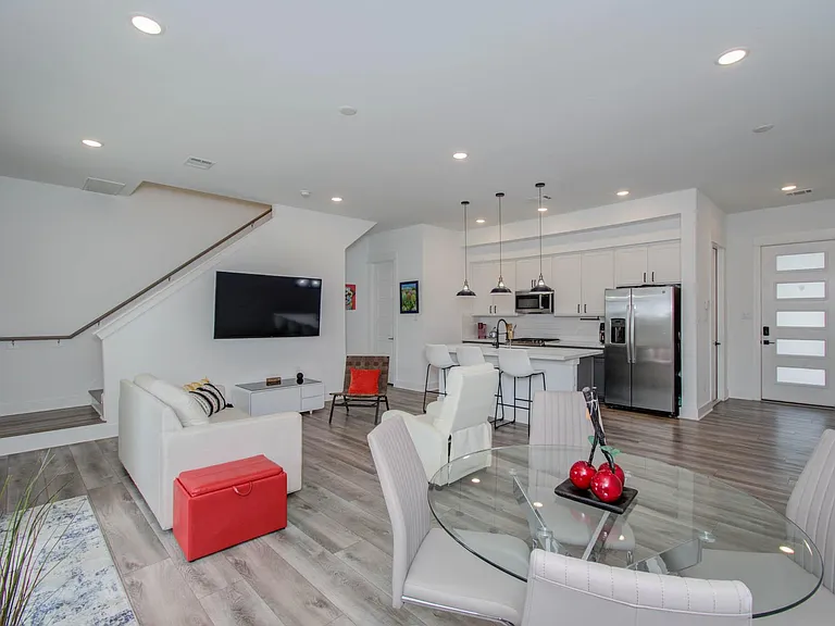 970 Highland Sound Ln — Photo 1