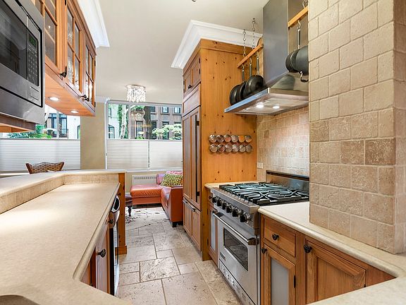 3rd image of 333 E 69th St #Townhouse 8