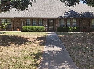 916 E Wichita St, Henrietta, TX 76365