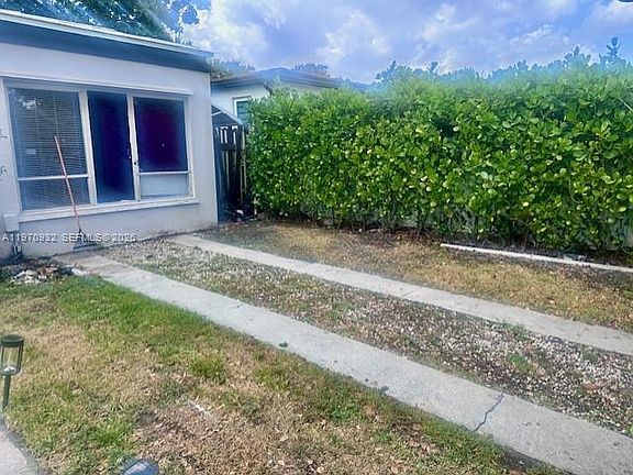 2nd image of 700 SW 44th Pl