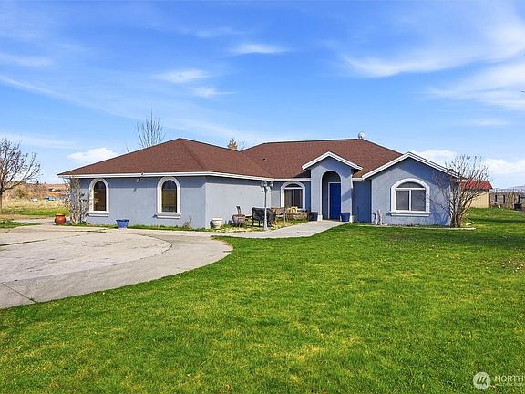 3rd image of 3988 E Euclid Road