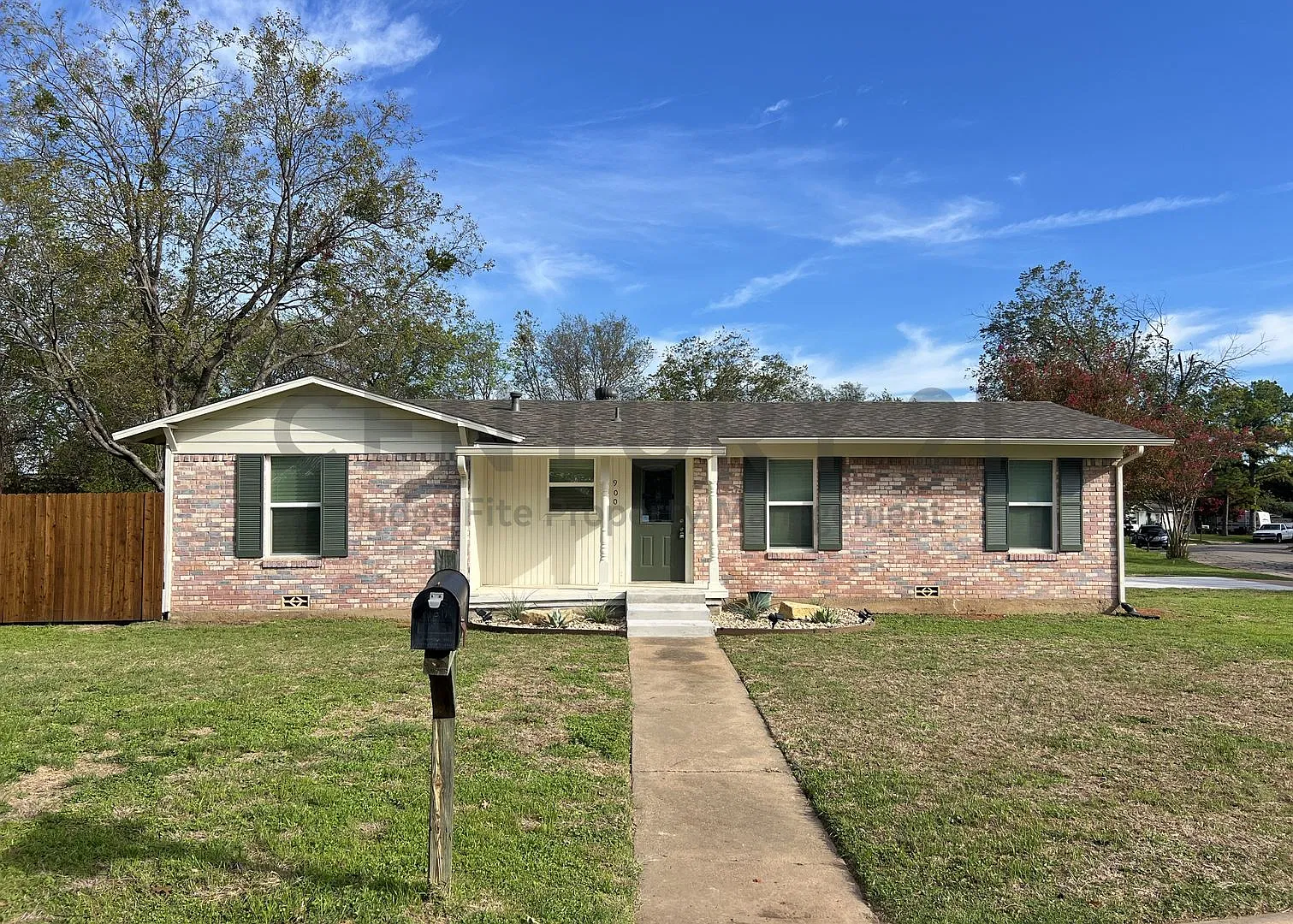 Updated 3/1 Near Historic Granbury Square For Rent! — Photo 1