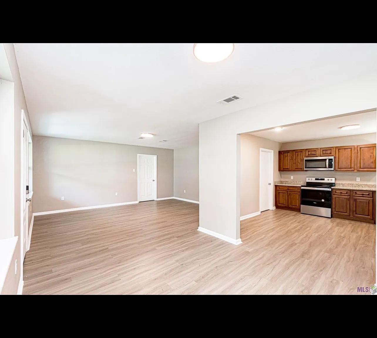 4 bed, 1956 sqft, $1,800 — Photo 2