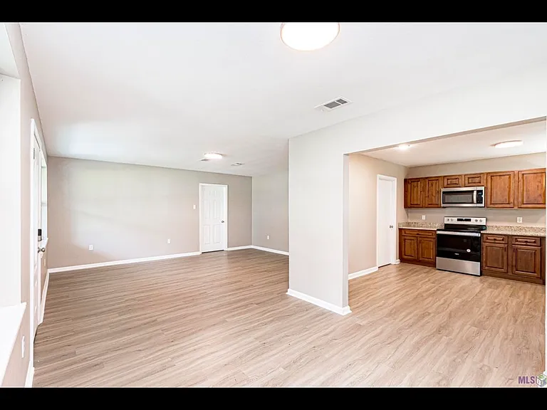4855 Raney Dr — Photo 2