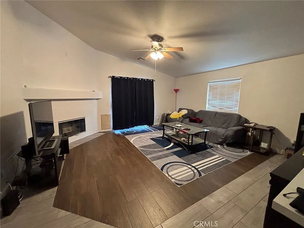 3 bed, 1633 sqft, $2,600 — Photo 2