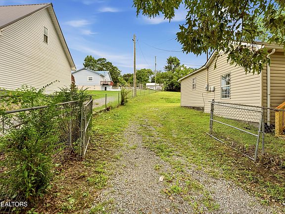3rd image of 1312 Hammerhill Rd