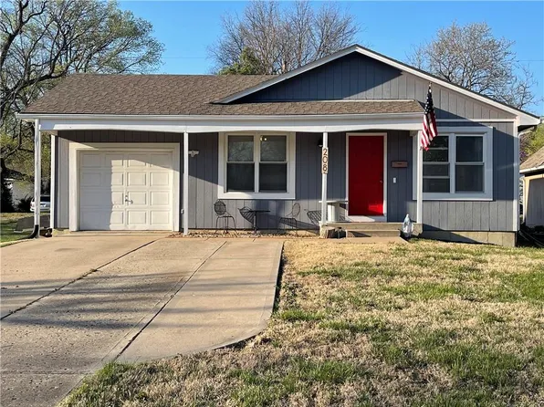 208 E Ottawa St, Paola, KS 66071