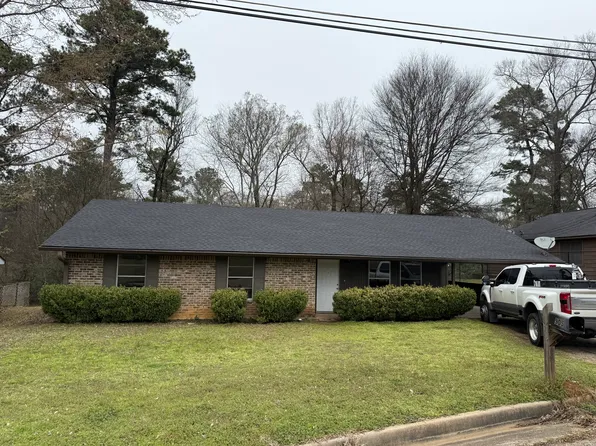 905 Willow Dr, Longview, TX 75602