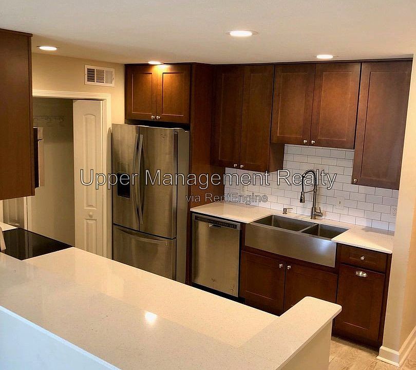 1st image of 818 Moss St APT 302