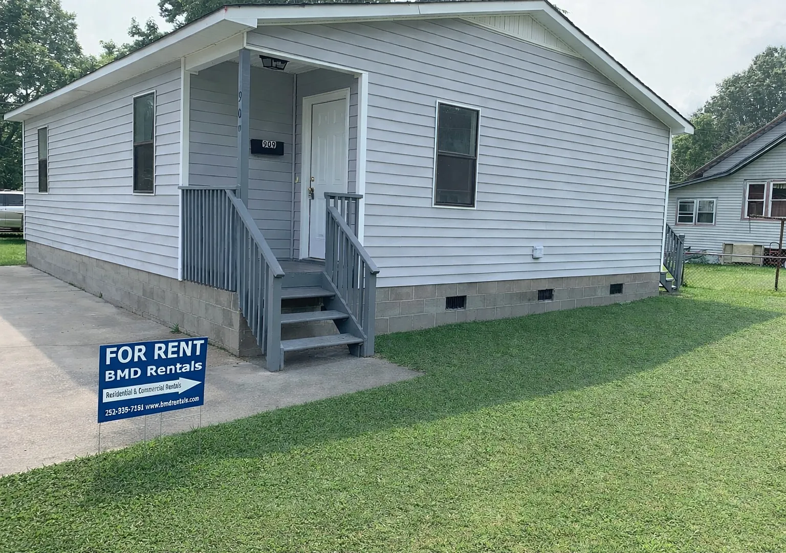 Quaint home located in City Limits — Photo 1