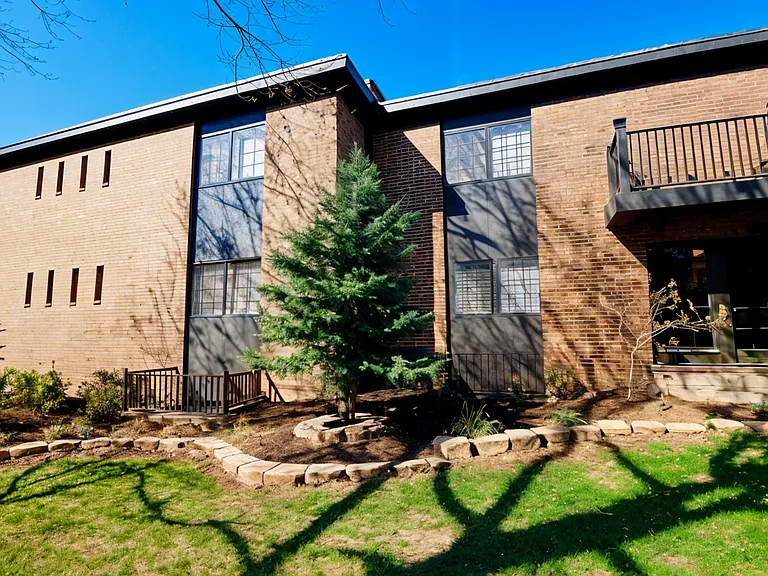 Plaza 44 Apartments — Photo 1