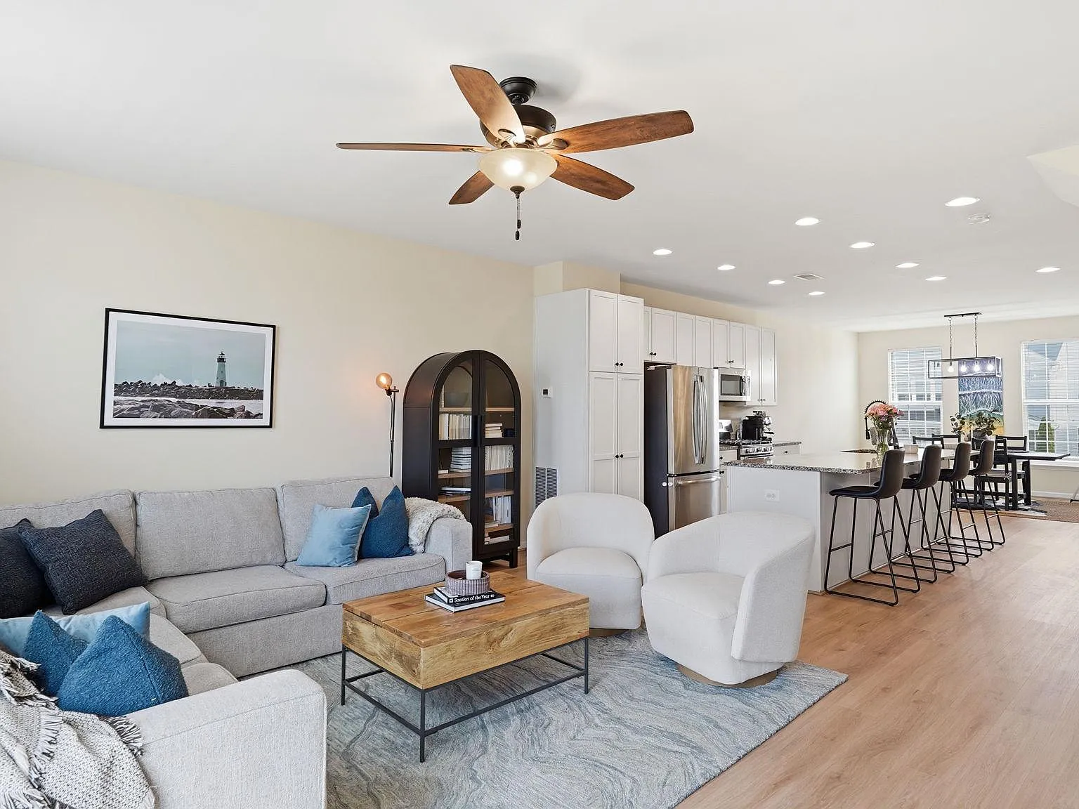 3 bed, 3.5 bath, 2204 sqft, $3,100 — Photo 4