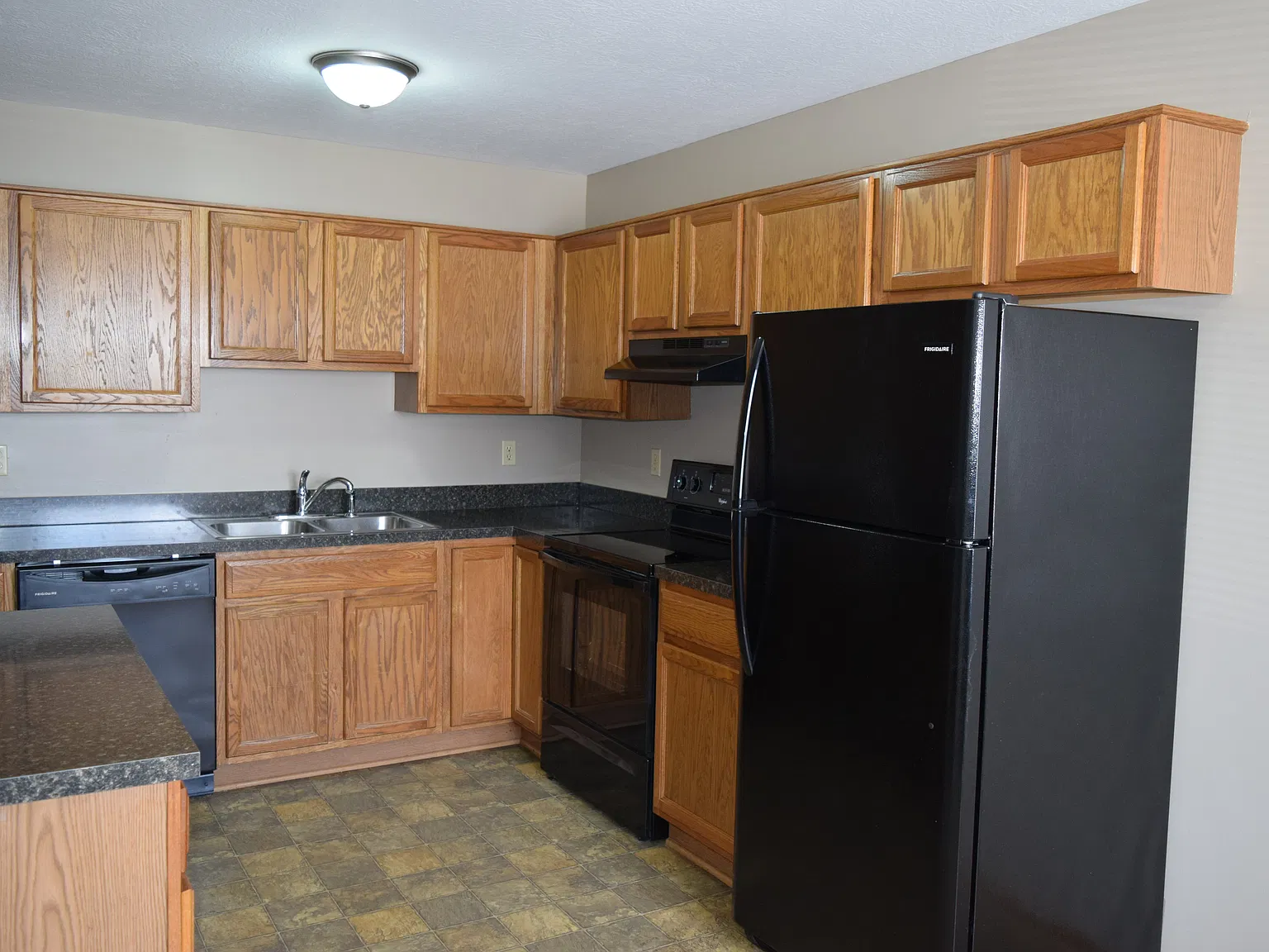 3 bed, 1160 sqft, $2,000 — Photo 2