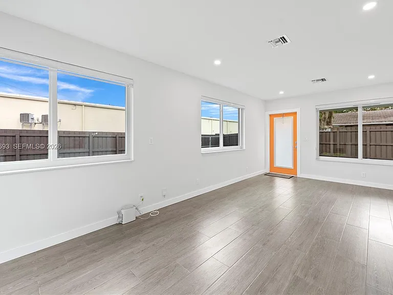 831 NE 40th St #3 — Photo 6