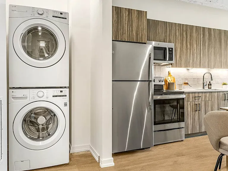 559 W Surf St #606 — Photo 3