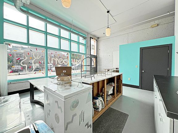 3rd image of 918 E 5th St #10