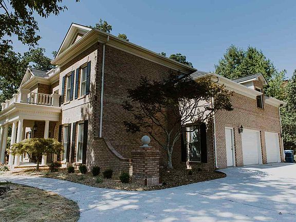 4th image of 1054 Colonial Dr