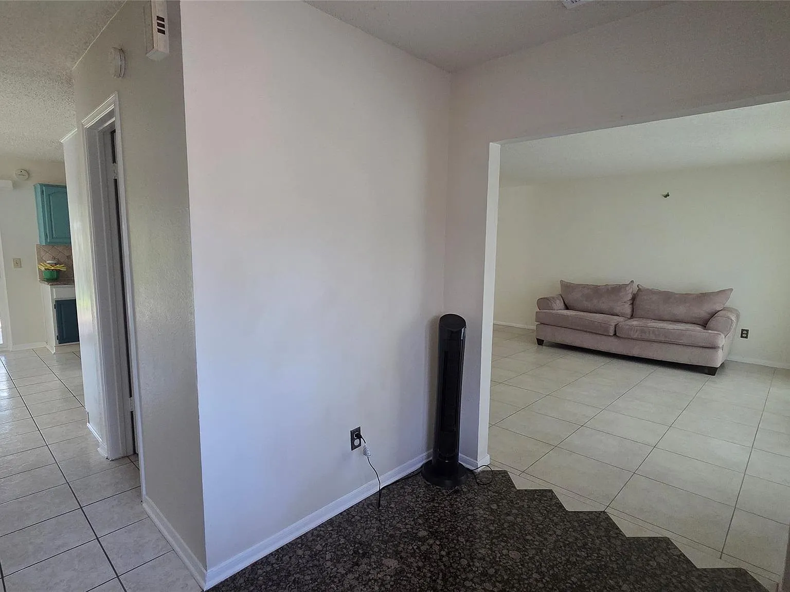 4 bed, 2.5 bath, 2586 sqft, $2,500 — Photo 2