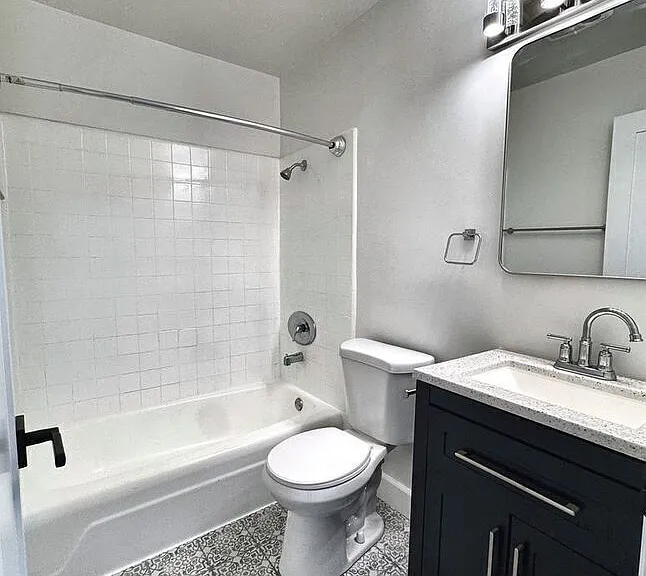 840 W 52nd St #2 — Photo 7