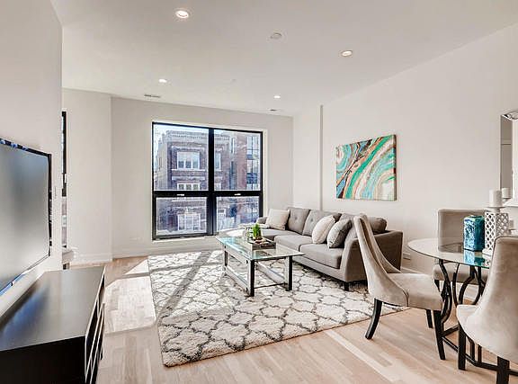 3rd image of 1038 N Paulina St APT 2